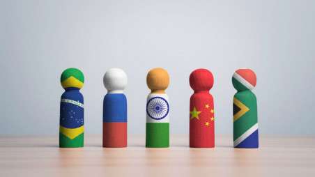 Οι BRICS Φέρνουν Δίκαιη Οικονομία – Ο Παγκόσμιος Νότος Εγκαταλείπει το Δολάριο