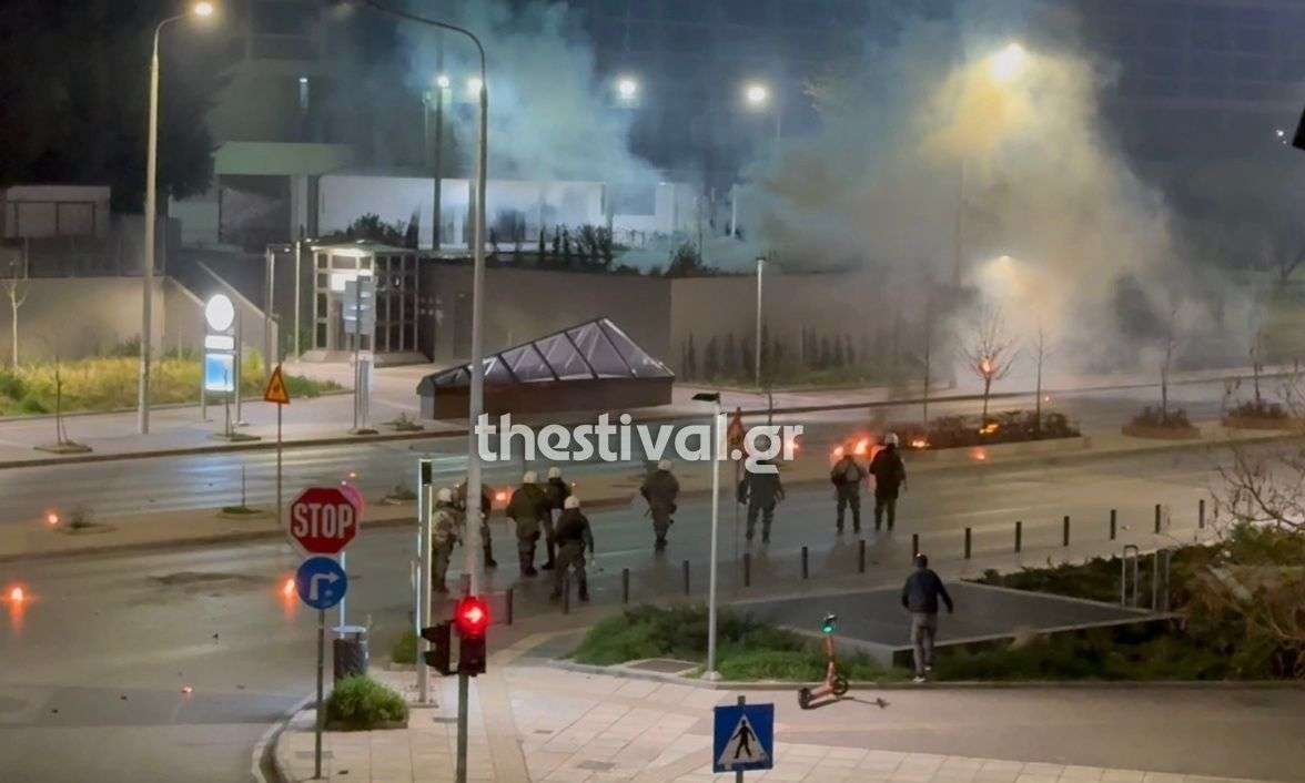 Θεσσαλονίκη: Βίντεο από τη στιγμή που κουκουλοφόροι πετούν μολότοφ στο Μετρό