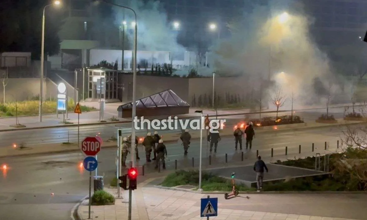 Θεσσαλονίκη: Βίντεο από τη στιγμή που κουκουλοφόροι πετούν μολότοφ στο Μετρό