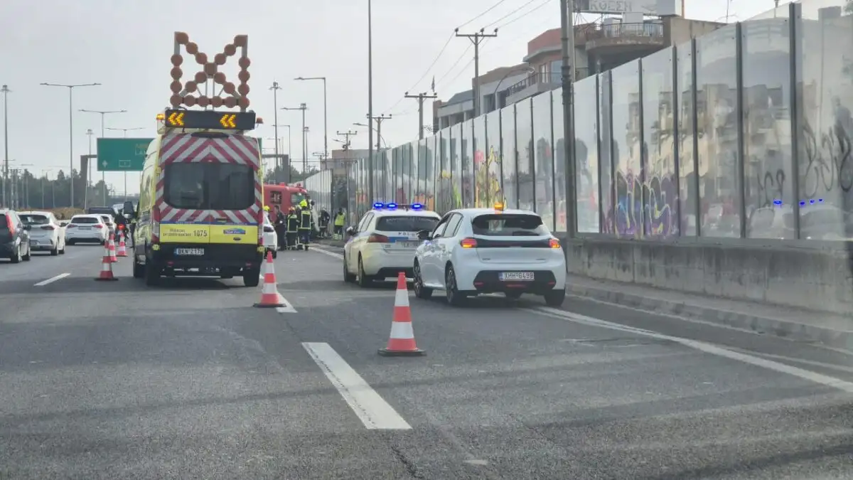Ανατροπή Νταλίκας στην Εθνική Οδό προς Κηφισιά – Κλειστή η Δεξιά Λωρίδα, Έσπασαν τα Πλαστικά Προστατευτικά