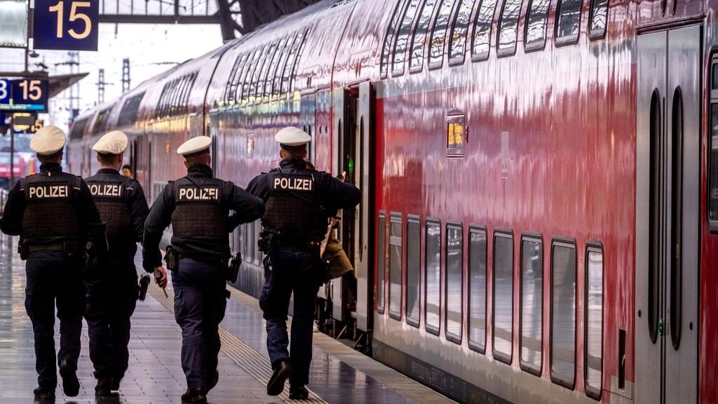 Γερμανία: Άνδρας έβαλε φωτιά σε γυναίκα μέσα σε τραμ – Ανθρωποκυνηγητό για τη σύλληψη του