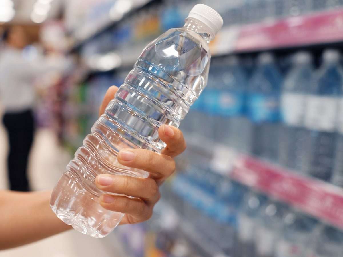 Ανησυχία από έρευνα για το εμφιαλωμένο νερό: Ποιες οι πιθανές επιπτώσεις στην υγεία