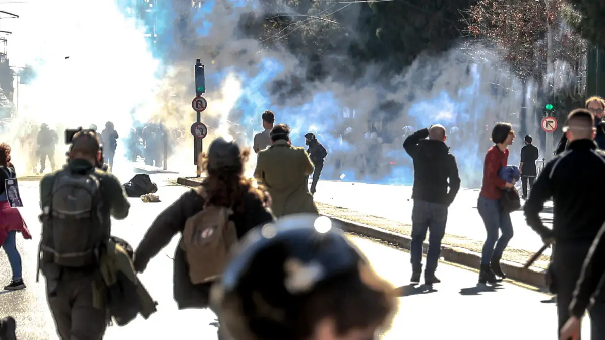 Ημέρα της Γυναίκας με χημικά και προσαγωγές – Όταν η ένταση «σβήνει» την πορεία