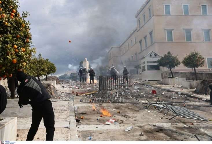 Συλλαλητήριο για τα Τέμπη: Για κακούργημα διώκονται οι συλληφθέντες για τα επεισόδια– Στο αυτόφωρο τα μέλη του Ρουβίκωνα