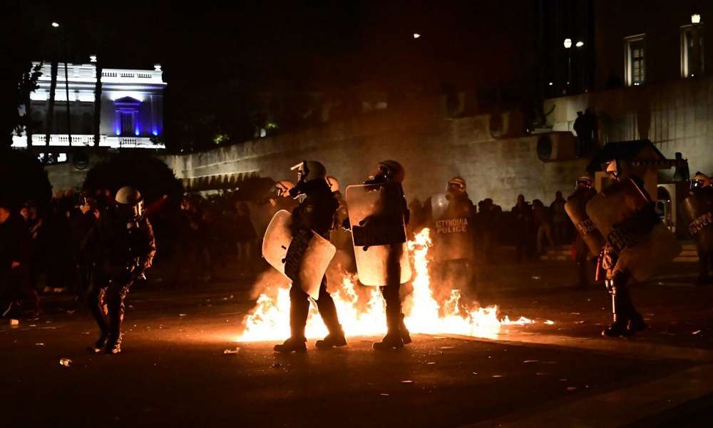 Σύνταγμα – Επεισόδια μεταξύ κουκουλοφόρων και ΜΑΤ