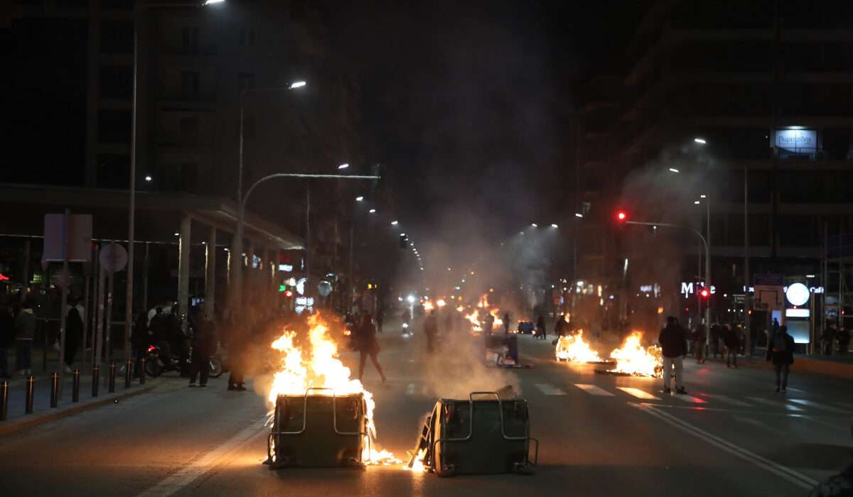 Θεσσαλονίκη: Χάος και επεισόδια στο συλλαλητήριο για τα Τέμπη – Δακρυγόνα, φωτιές και ζημιές
