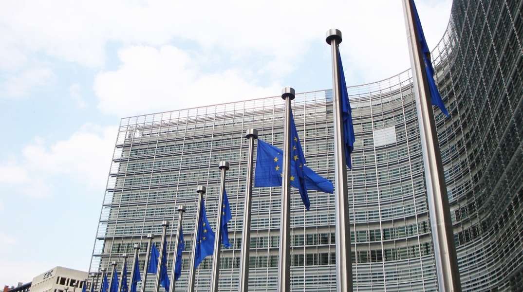 Από τρόφιμα, μέχρι μοτοσικλέτες και ρούχα – Ποια αμερικανικά προϊόντα βάζει στο στόχαστρο η ΕΕ σε αντίποινα για τους δασμούς Τραμπ