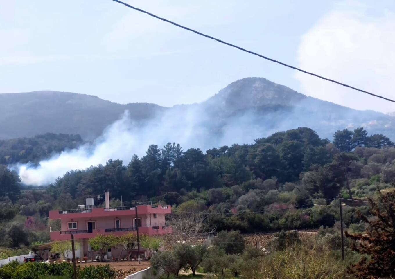 Φωτιά στη Σάμο – Ισχυρές πυροσβεστικές δυνάμεις στο σημείο