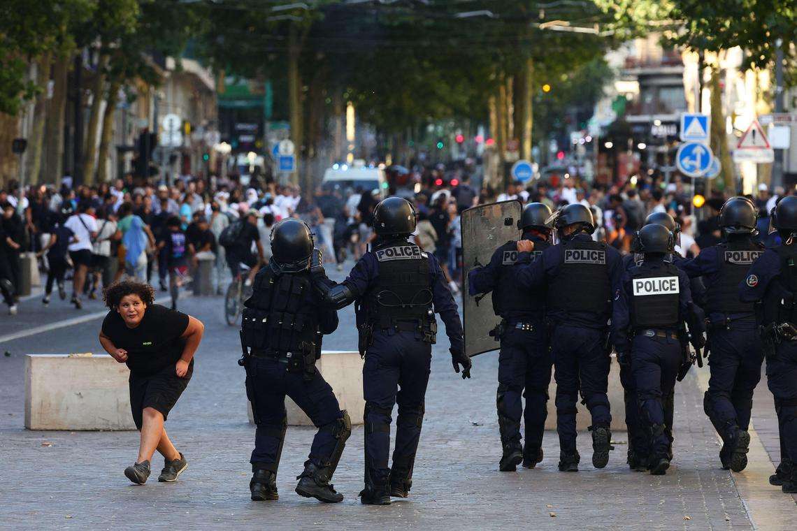 Ορίστε η Γαλλία του Μακρόν: Αλλοδαποί επιτίθενται στους αστυνομικούς – Αποχωρούν χωρίς αντίδραση (βίντεο)