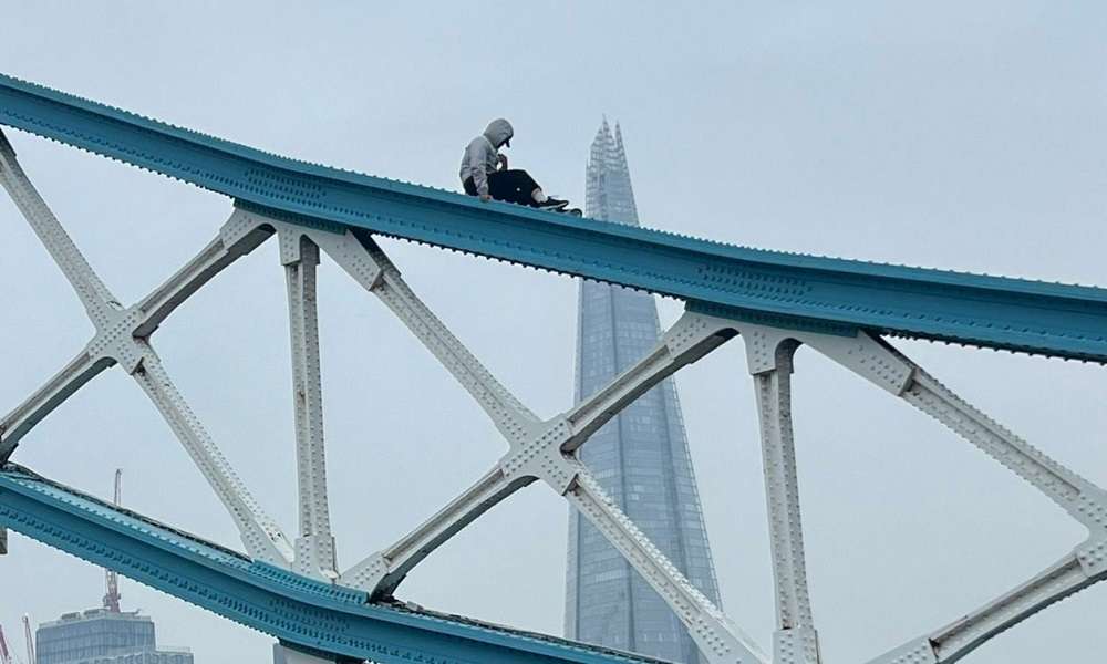Λονδίνο: Κλειστή η εμβληματική γέφυρα Tower Bridge – Άνδρας κάθεται στα κρεμαστά κιγκλιδώματα