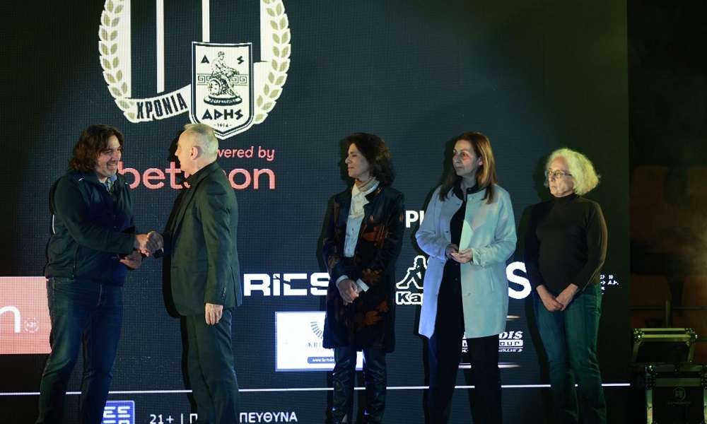 Άρης – Συγκίνησαν οι γονείς του Άλκη Καμπανού στη γιορτή για τα 111 χρόνια