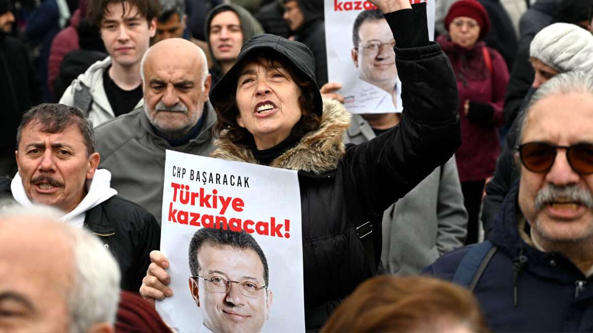 Διεθνής ανησυχία για την ελευθερία του Τύπου στην Τουρκία μετά τη προφυλάκιση Ιμάμογλου και τις συλλήψεις δημοσιογράφων