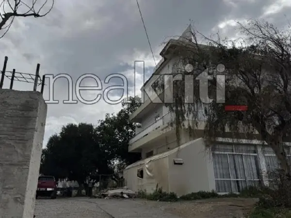 Ηράκλειο: Κατέρρευσε μπαλκόνι από γηροκομείο – Δεν υπήρξαν τραυματισμοί