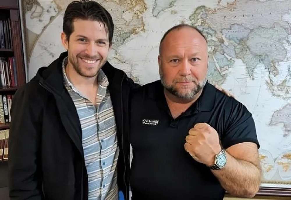Νεκρός δημοσιογράφος του InfoWars – Συμφέροντα Σόρος βλέπει ο Alex Jones