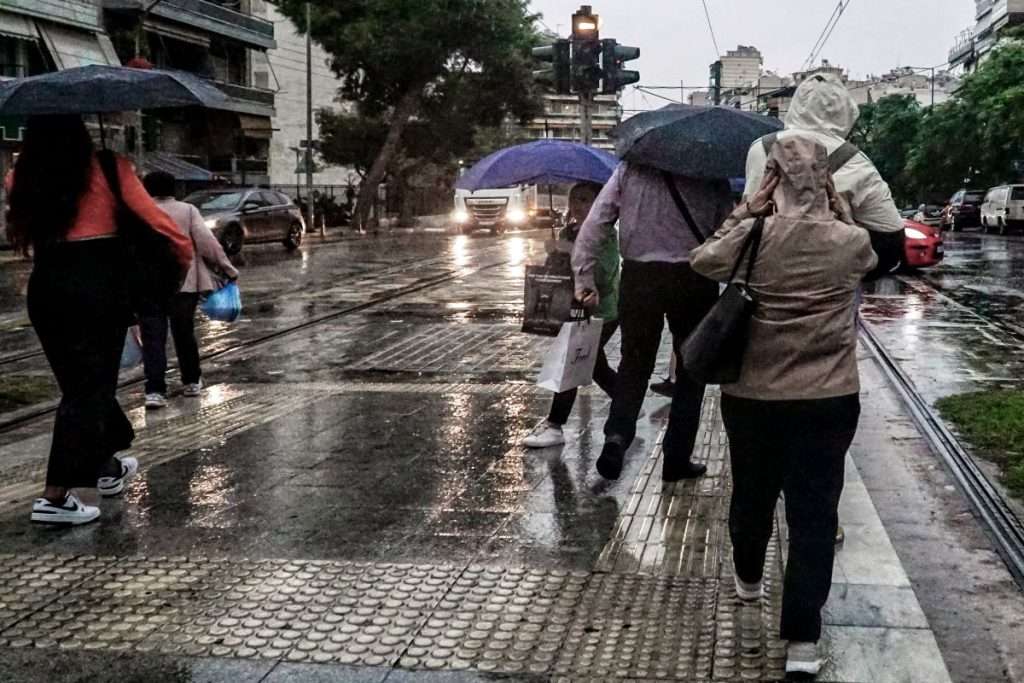 Καιρός σήμερα: Σφοδρές καταιγίδες και χιόνια σε όλη τη χώρα