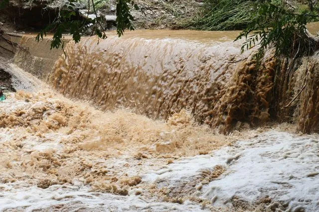 Στο έλεος της κακοκαιρίας τα νησιά: 112 σε Χίο, Σάμο, Ικαρία – Εικόνες αποκάλυψης σε Πάρο και Μύκονο