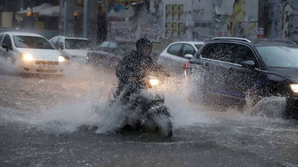 Ισχυρές καταιγίδες και πτώση θερμοκρασίας φέρνει η νέα κακοκαιρία – Τα πρώτα χιόνια στα ορεινά της Βόρειας Ελλάδας