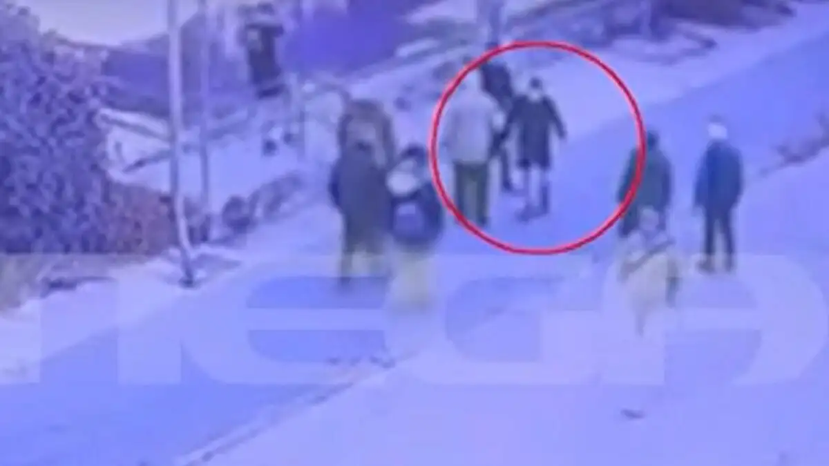Καλλιθέα: Σοκαριστικό Βίντεο – Συμμορία Ανηλίκων Επιτίθεται Άγρια σε Νεαρό