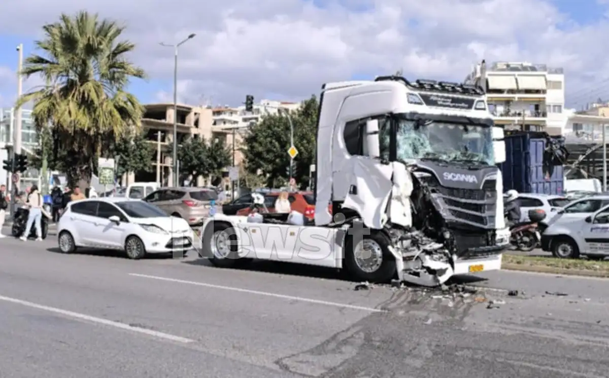 Χαϊδάρι: Καραμπόλα με 5 οχήματα στη Λεωφόρο Αθηνών όταν οδηγός προσπάθησε να αλλάξει λωρίδα