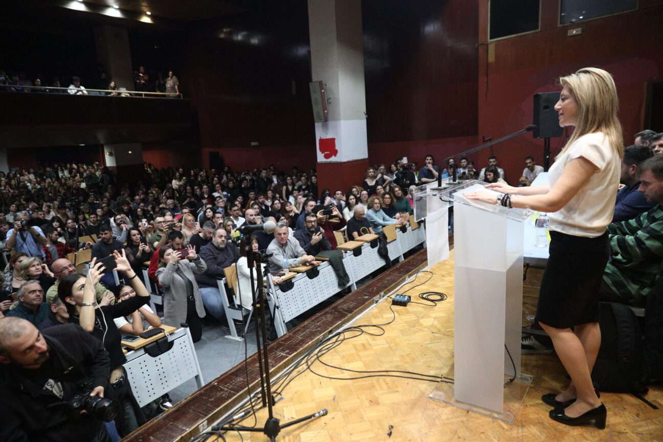 Εκδήλωση για τα Τέμπη στο Πάντειο: Θερμή υποδοχή και καταχειροκροτήματα για τη Μαρία Καρυστιανού