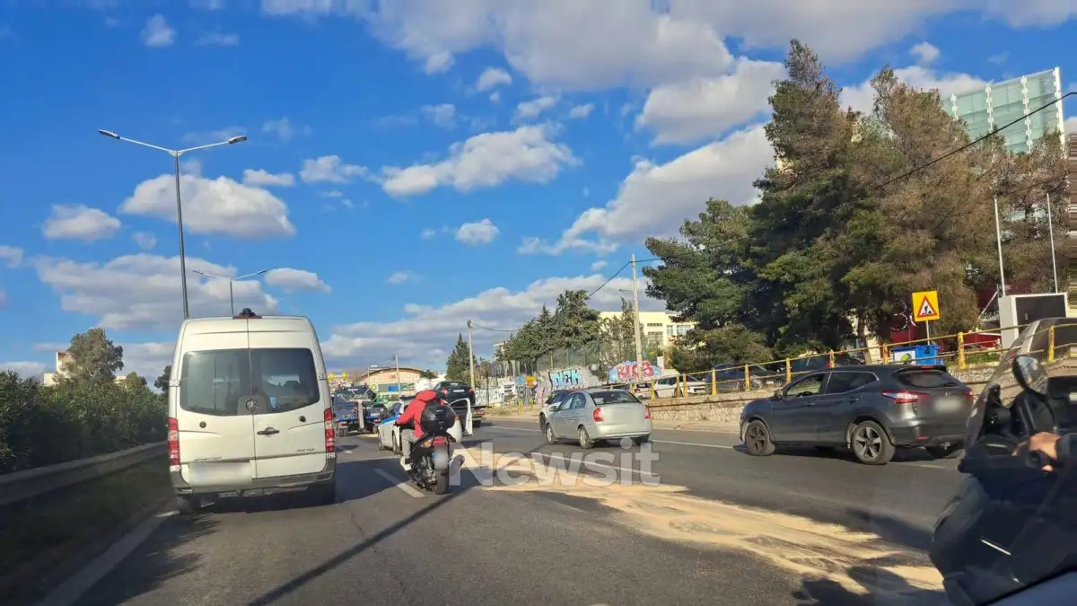 Μαρτύριο στον Κηφισό με ουρές αυτοκινήτων – Λάδια στην άσφαλτο στη Νέα Φιλαδέλφεια