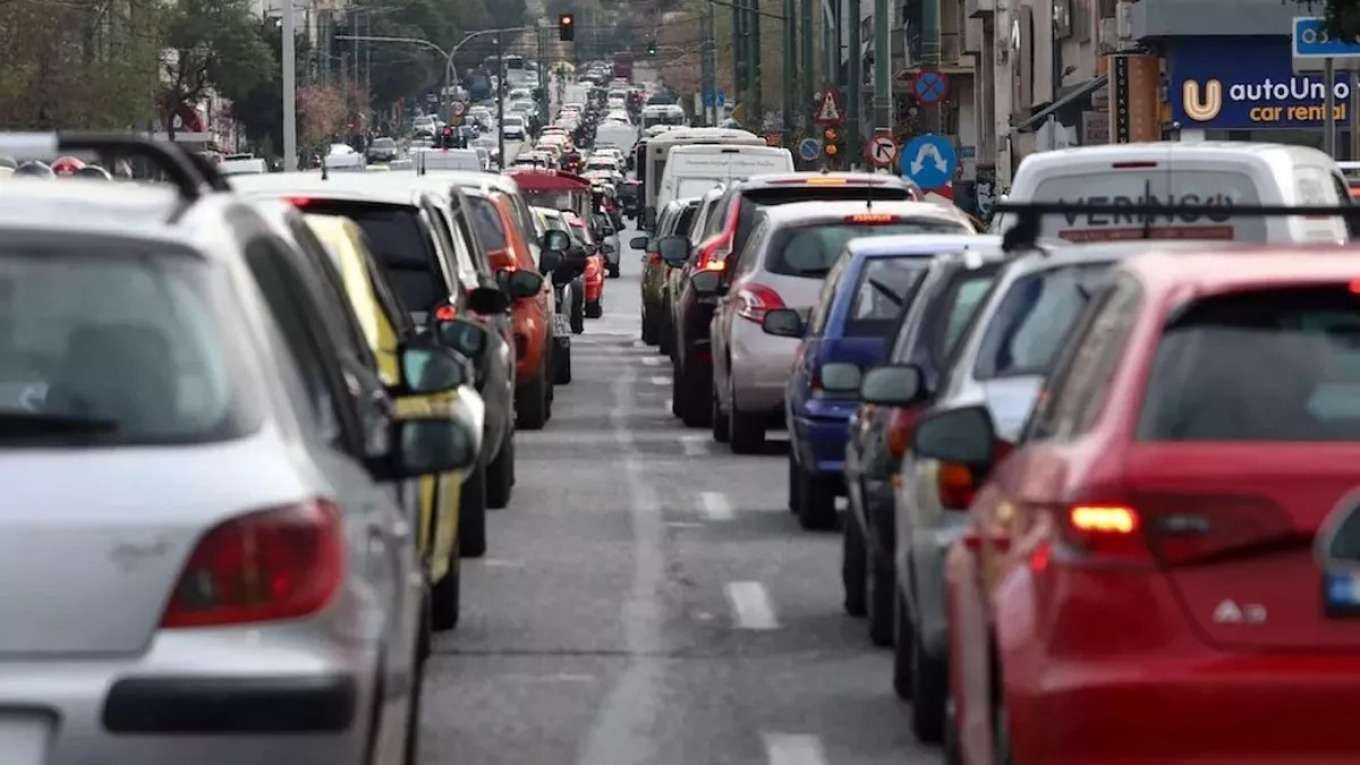 Καραμπόλα με 4 ΙΧ στην Αττική Οδό στο ύψος της εξόδου Πεντέλης, καθυστερήσεις στο ρεύμα προς Ελευσίνα