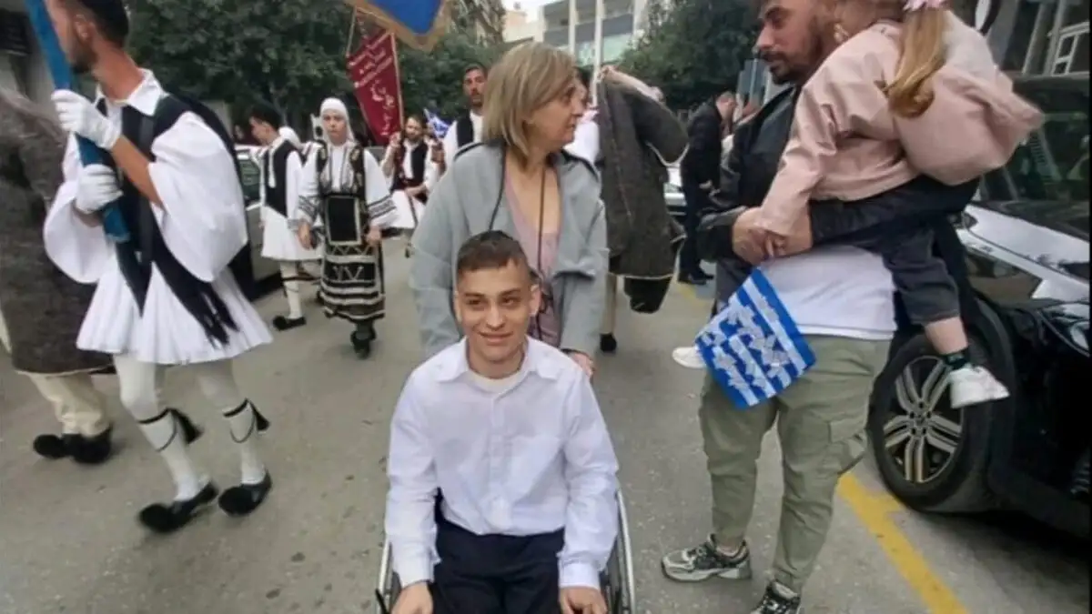 Ρίγη συγκίνησης για τον μαθητή που παρέλασε σηκωμένος από το αναπηρικό καροτσάκι – «Ήθελε να τιμήσει τη χώρα του» λέει η μητέρα του