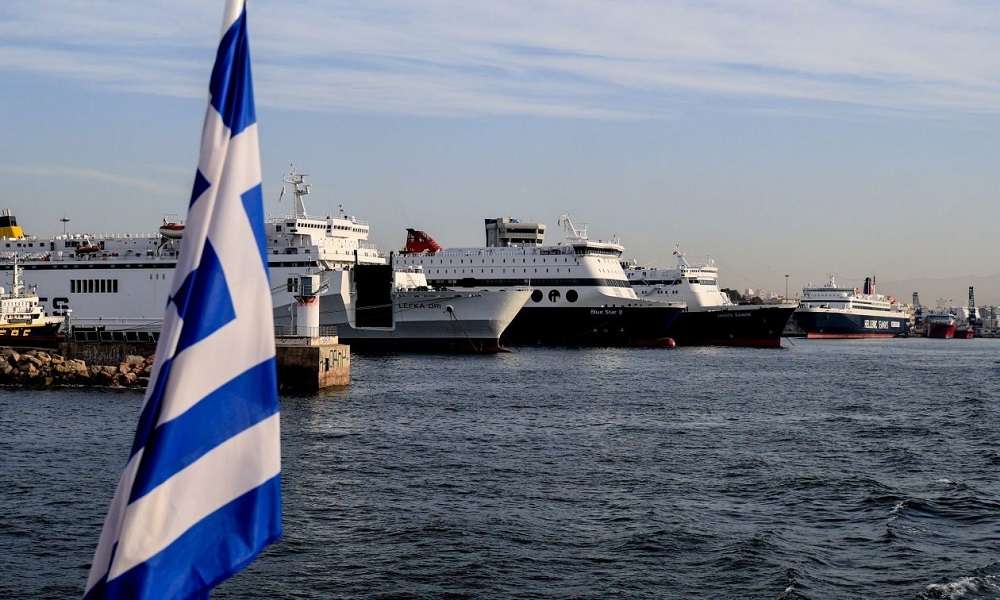 Πειραιάς: Επακούμβηση πλοίων στο λιμάνι
