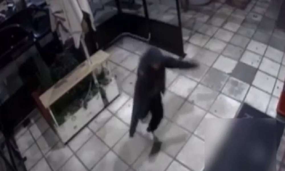 Θεσσαλονίκη – Έσπασαν τζαμαρία και μπούκαραν σε γνωστό μαγαζί της πόλης