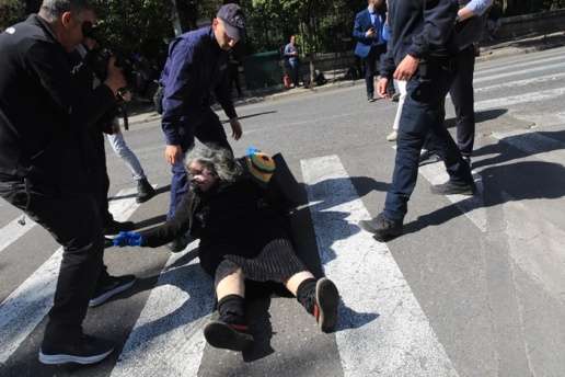 Ε.Λουκά: Ξάπλωσε στον δρόμο έξω από το Προεδρικό Μέγαρο – Δείτε φωτογραφίες