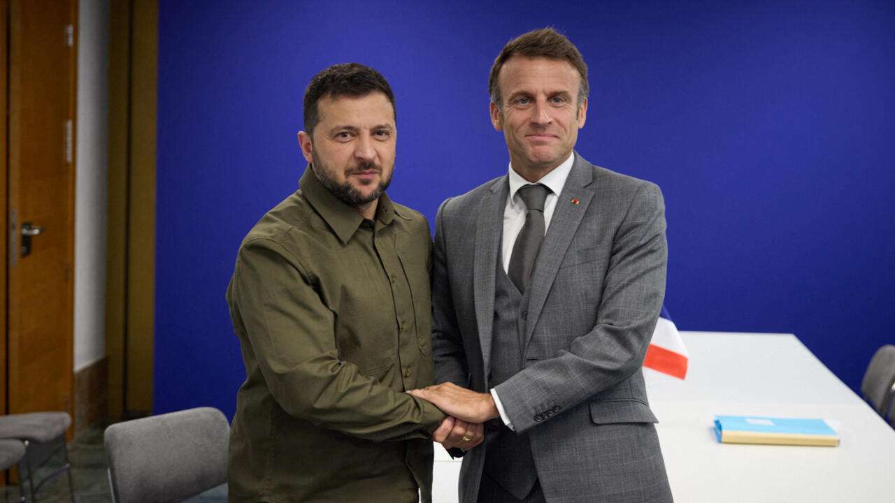 Η στιγμή που ο Μακρόν τηλεφώνησε στον Ζελένσκι ενώ μιλάει σε δημοσιογράφους: «Συγγνώμη Εμανουέλ, να σε πάρω σε 15 λεπτά;»