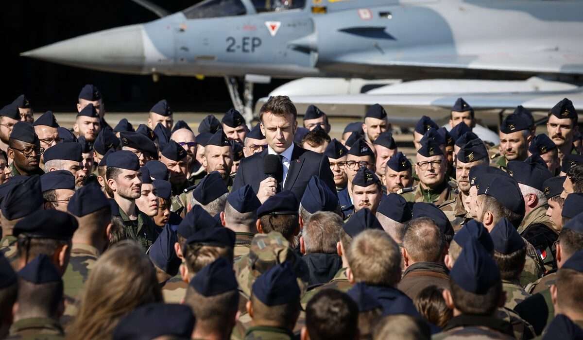 Μακρόν σε Ρόλο Στρατηγού: Δίνει Οδηγίες στους Γάλλους για την… Επικείμενη Ρωσική Εισβολή