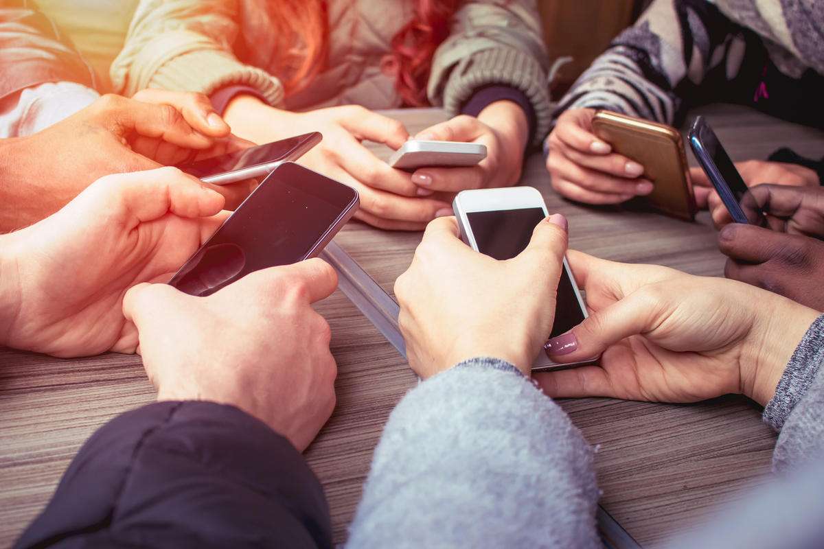 Don’t Speak: Το Texting Ανατρέπει την Ομιλία και Καταλαμβάνει τα Ηνία