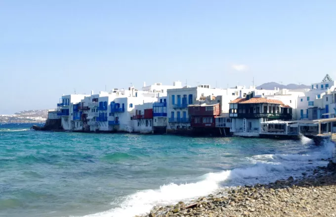 Για αυθαίρετα πάνω στο κύμα ερευνάται ο ένας από τους τρεις που κατασκόπευαν τους ελεγκτές του ΥΠΕΝ στη Μύκονο