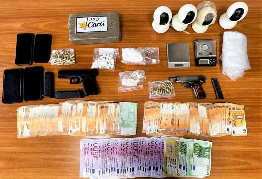 Συνελήφθησαν 2 Άτομα για Διακίνηση Ναρκωτικών στην Αττική – Βρέθηκαν Όπλα, Σφαίρες και 40.000 Ευρώ