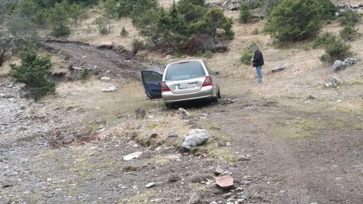 Άγραφα: Νεκροφόρα «κόλλησε» στις λάσπες μετά από λάθος του GPS – Με αγωνία περίμενε η οικογένεια στην κηδεία