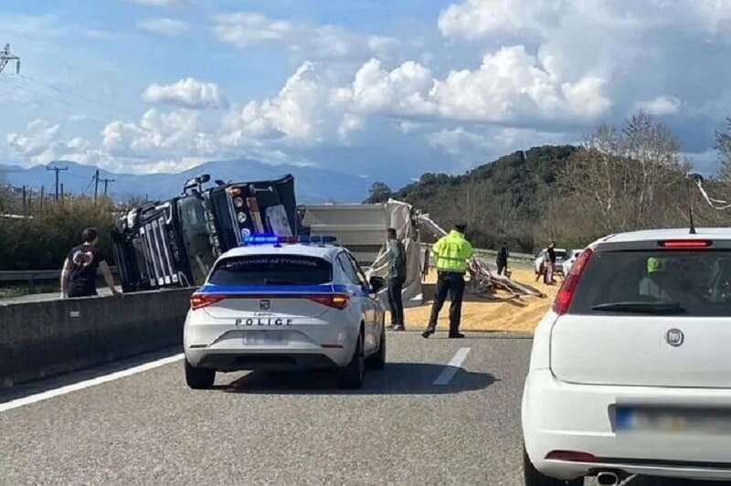 Ιόνια Οδός: Σοβαρό τροχαίο με ανατροπή νταλίκας