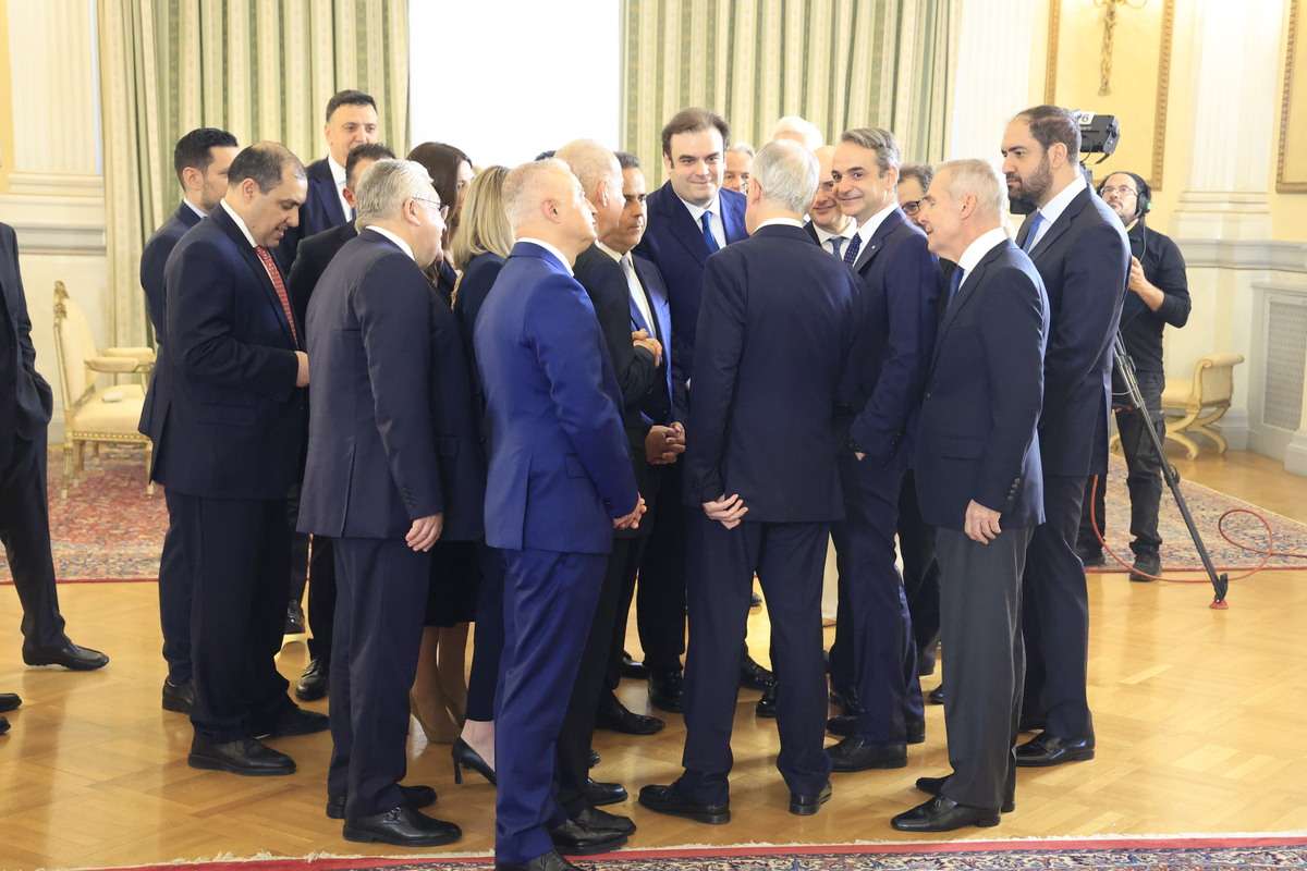 Ο Ανασχηματισμός Μητσοτάκη: Μια Αποδοχή της Αποτυχίας και της Πολιτικής Αλαζονείας – Η Κοινωνία Συνεχίζει να Βυθίζεται στο Χάος
