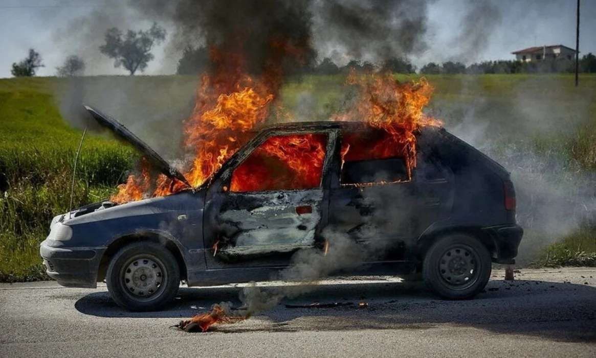 Ηράκλειο: Αυτοκίνητο εν κινήσει «τυλίχθηκε» στις φλόγες