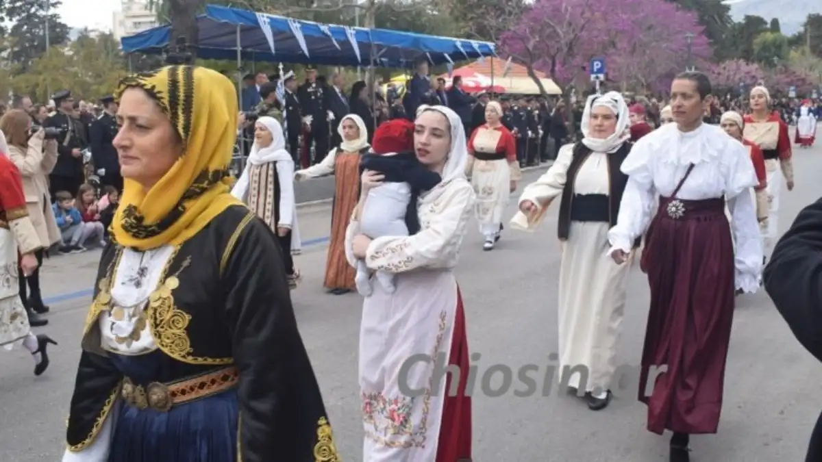 25η Μαρτίου: Με τα μωρά στην αγκαλιά τους παρέλασαν οι μητέρες στη Χίο – Εντυπωσίασε και ο Ιππικός Όμιλος στηναρέλαση