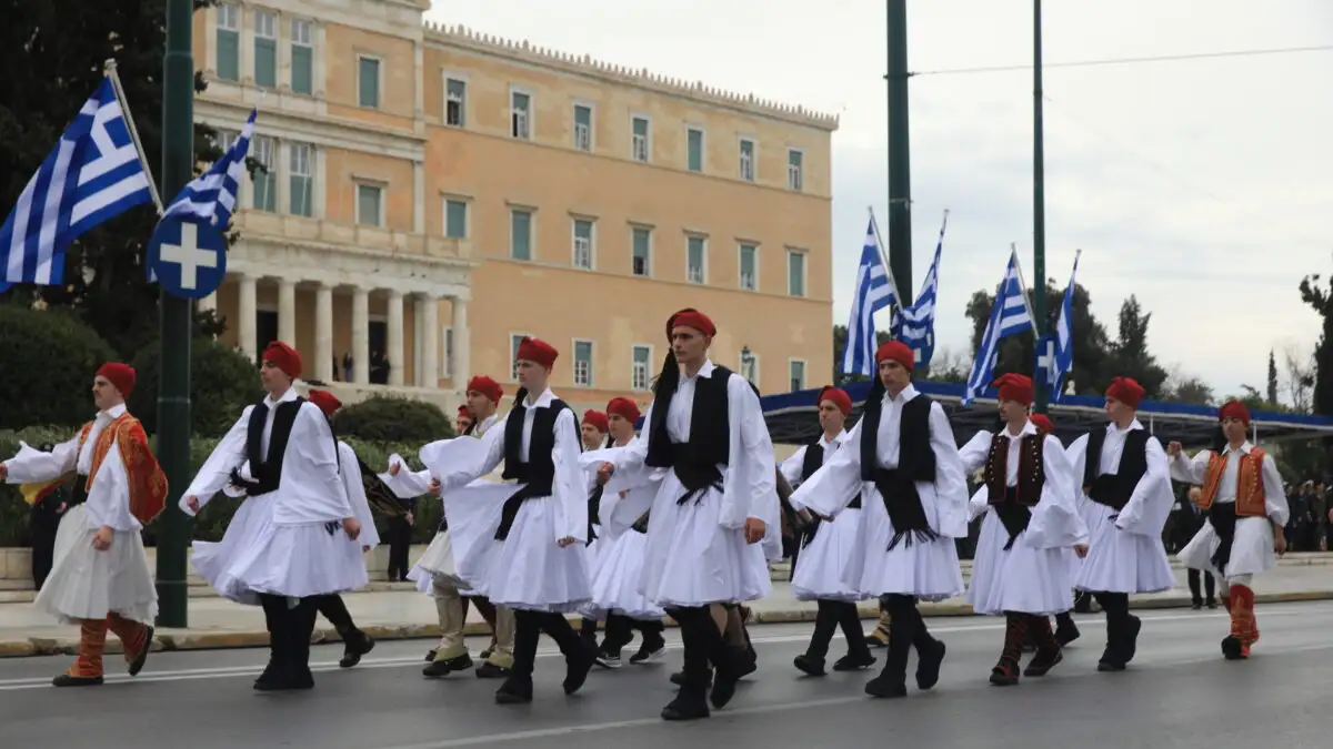 Σε εξέλιξη η μεγάλη μαθητική παρέλαση της 25ης Μαρτίου –  Τσολιαδάκια, παραδοσιακές στολές και η φλόγα της εθνικής υπερηφάνειας