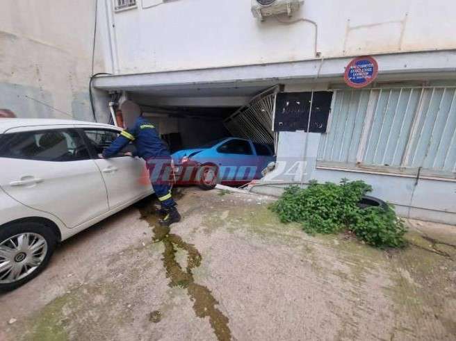 Πάτρα: Οδηγός γκρέμισε καγκελόπορτα και παρέσυρε αυτοκίνητο προσπαθώντας…να παρκάρει
