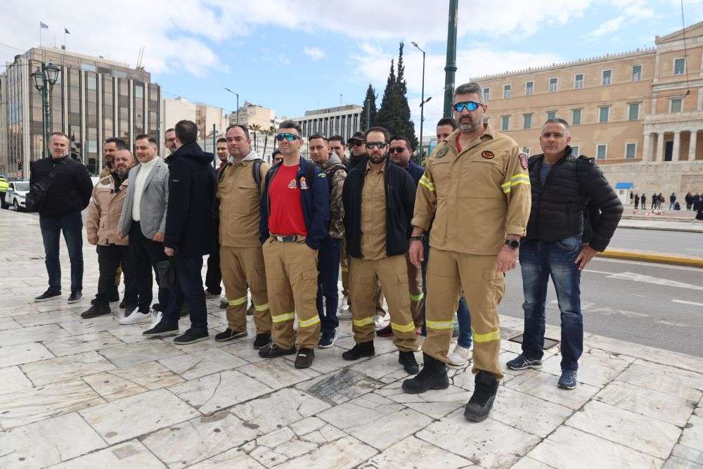 Εποχικοί πυροσβέστες: Συγκέντρωση διαμαρτυρίας έξω από τη Βουλή