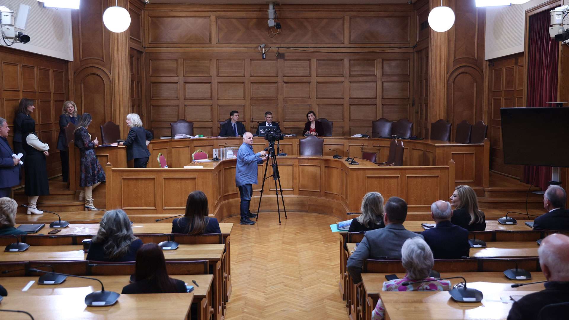 Ο Νέος Εμφύλιος των Συνταγματολόγων για την Προανακριτική