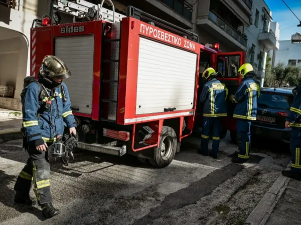 Πατήσια: Σε ύφεση η φωτιά στο εγκαταλελειμμένο εργοστάσιο – Ισχυρές δυνάμεις της Πυροσβεστικής παραμένουν στο σημείο