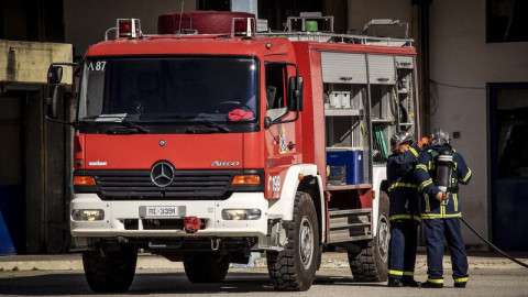 Φωτιά σε σπίτι στην πλατεία Βάθης – Εκκενώθηκε η πολυκατοικία