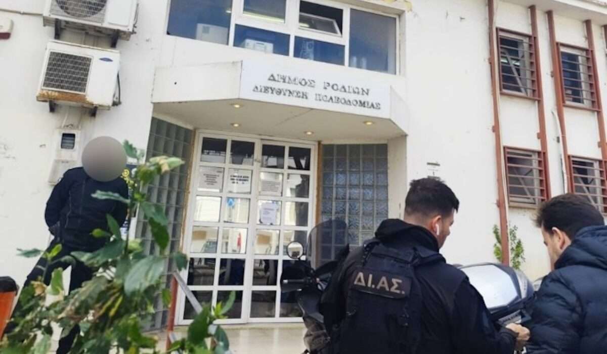Ρόδος – «Χρυσή κουζίνα»: Η πολεοδόμος έκρυβε δεκάδες χιλιάδες ευρώ σε απορροφητήρα και κατσαρόλες