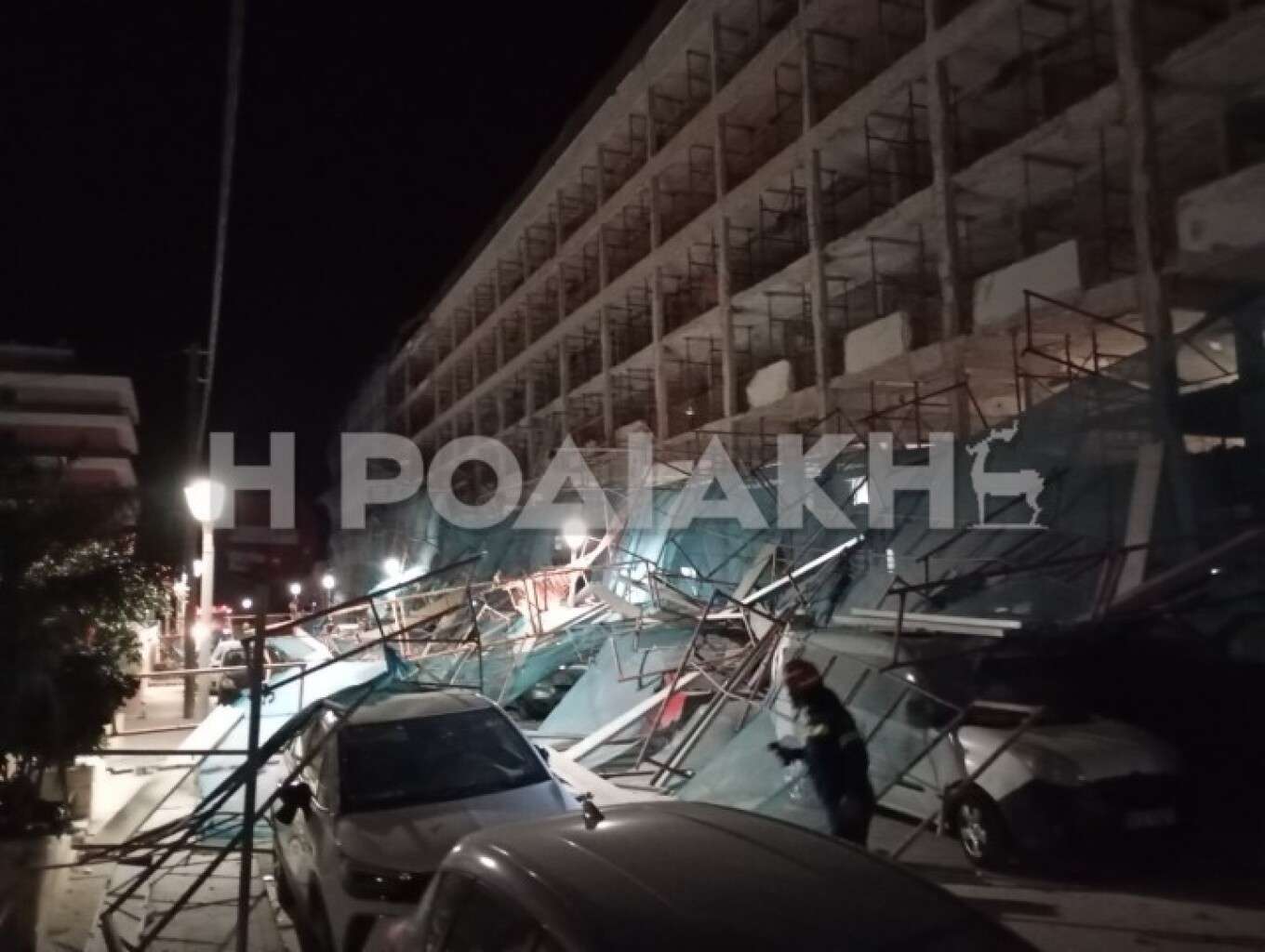 Ρόδος: Κατέρρευσε σκαλωσιά ξενοδοχείου από τους ανέμους – Καταπλάκωσε αυτοκίνητα