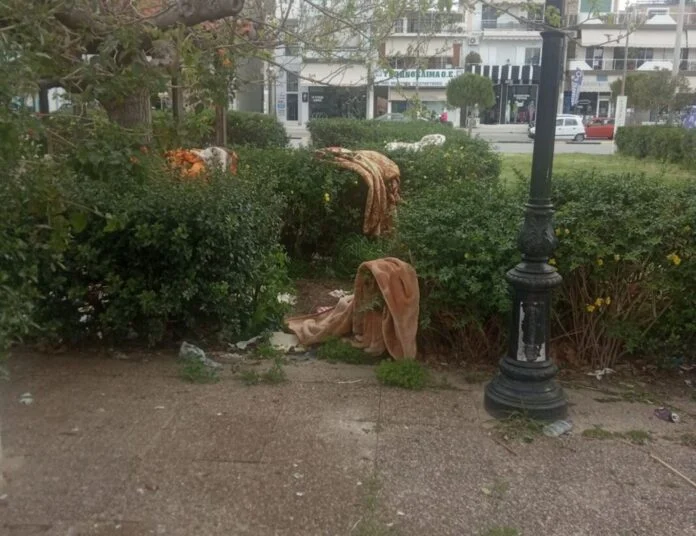 Σαλαμίνα: Δημοτικό πάρκο κατάντησε παράτυπη “δομή” παράνομων μεταναστών
