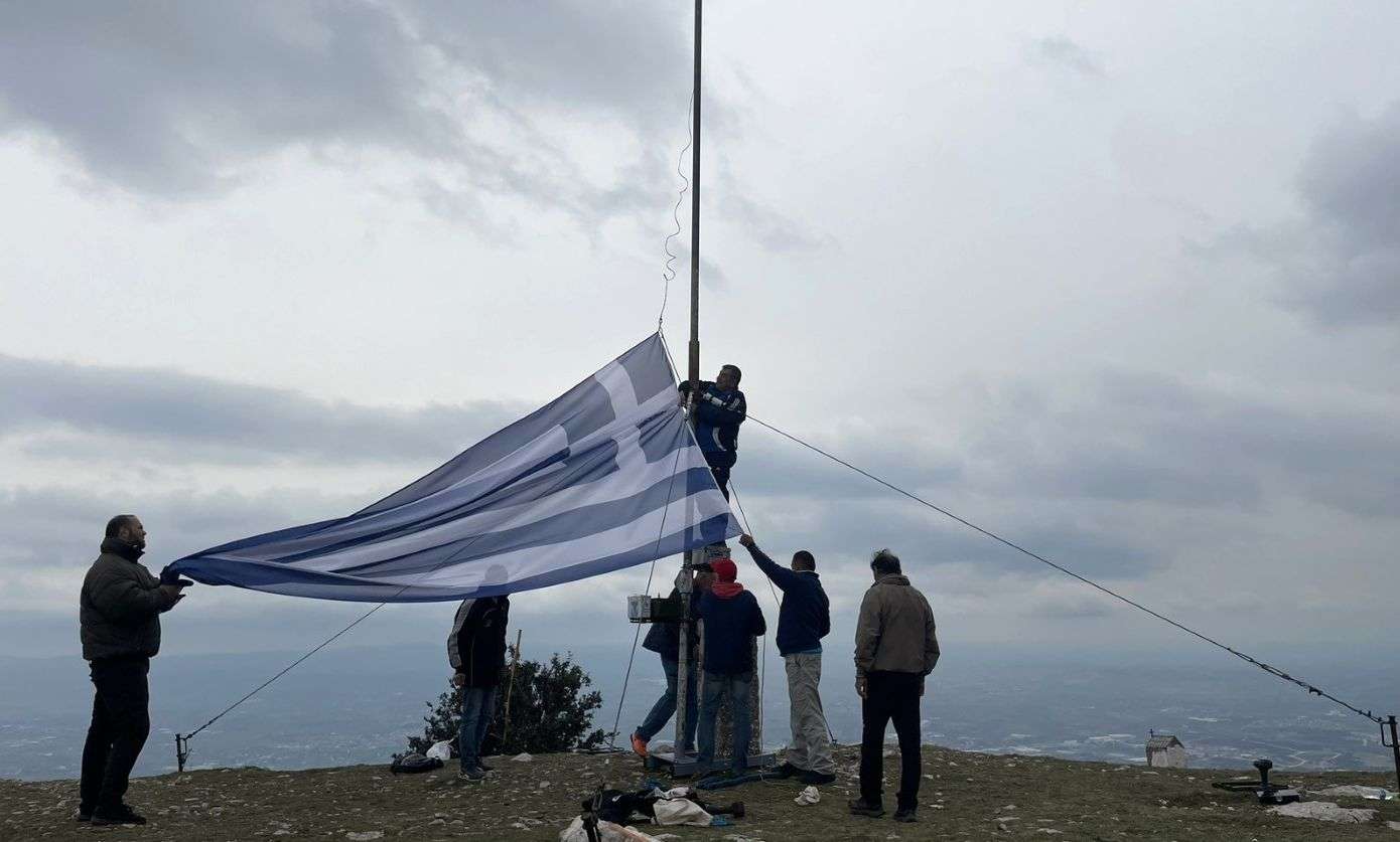 Ξάνθη: Εθελοντές ύψωσαν ξανά τη γαλανόλευκη στο ύψωμα «Αυγό»